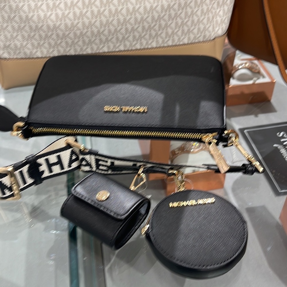 MICHAEL KORS
Jet Set Saffiano Leather Crossbody Bag with Case for Airpods Pro® - Picture 6 of 16
